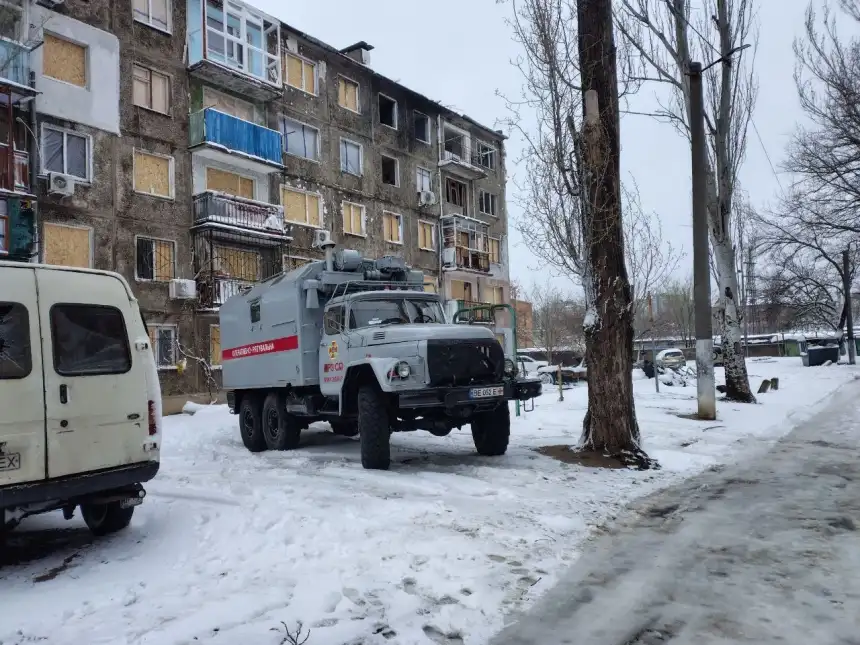 Наслідки негоди у Миколаєві: сміттєвоз врізався в електроопору, водія деблокували рятувальники