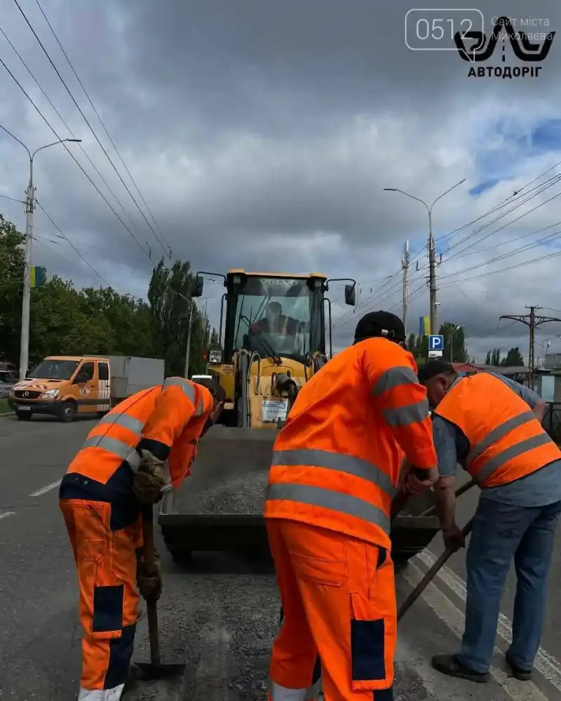 Дорожники Миколаєва відновлюють покриття на проспекті Миру після зимових пошкоджень
