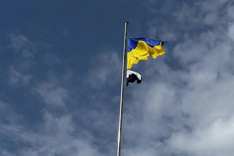 У Миколаєві на площі підняли Прапор надії на підтримку військовополонених