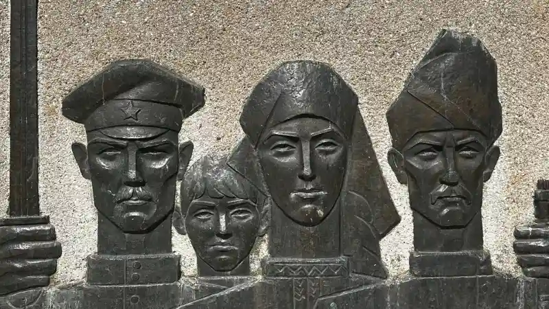 Пам’ятники і радянські символи у Висунську: громада чекає дозволів, активісти вимагають дій