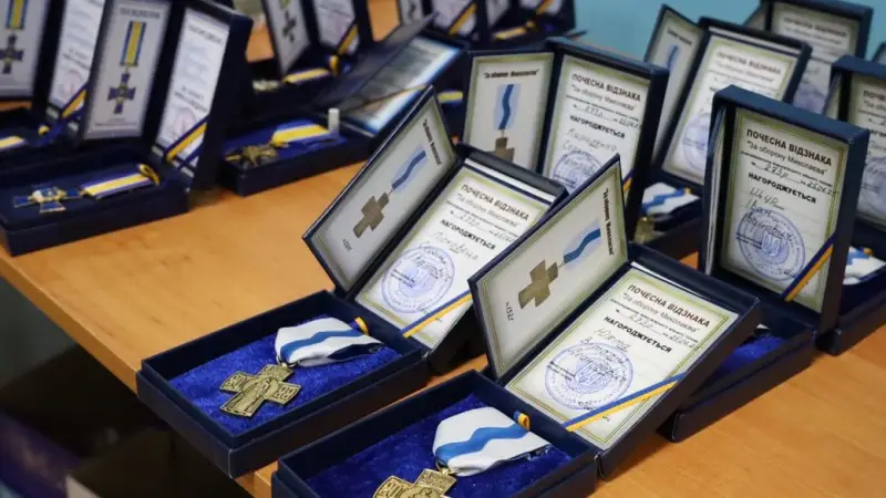 У Миколаєві вшанували героїв оборони міста: нагороди вручали напередодні Дня Конституції