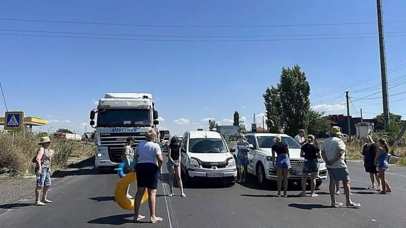 У Коблевому підприємці перекрили трасу Одеса – Миколаїв, вимагаючи відкриття пляжів