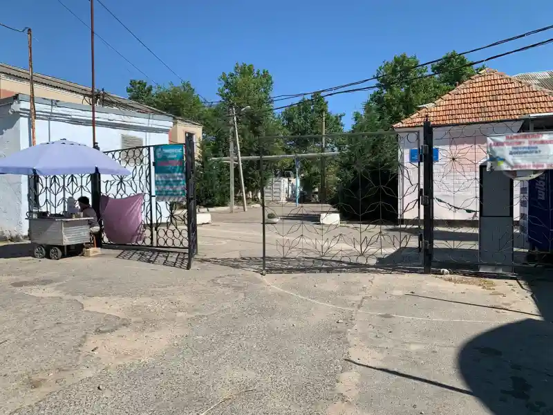 Мешканці Варварівки у Миколаєві скаржаться на незручний виїзд з лікарні: другий в’їзд закритий бетонними клумбами