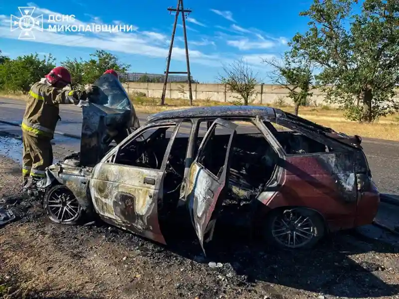 Дві автівки спалахнули після зіткнення на трасі під Миколаєвом